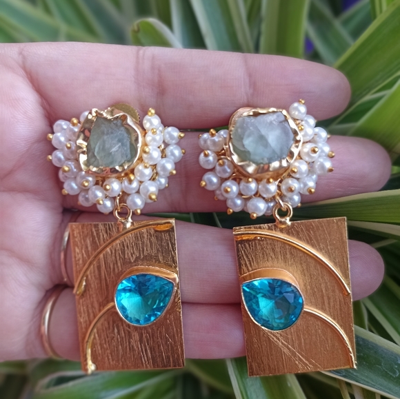 Very beautiful handmade gold plated stone studded drop earrings - Picture 5 of 9